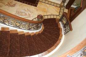 Custom fitted stair runner, handtuffed